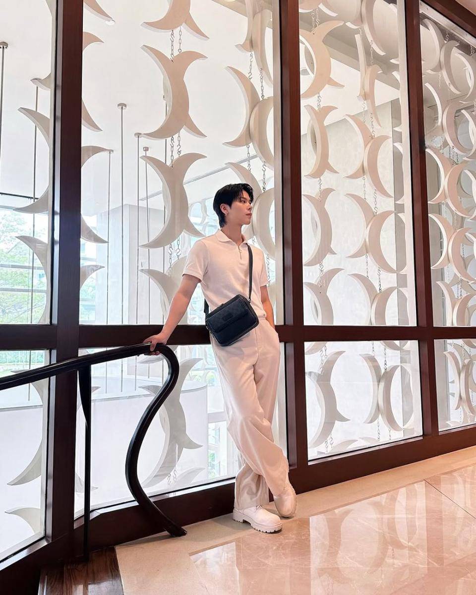 outfit nuansa putih ala Glenn Yong (instagram.com/glennyqh)