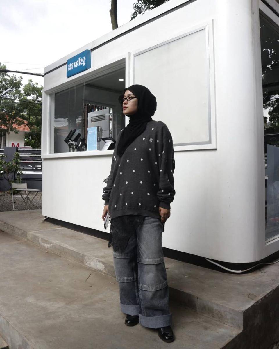Ide Edgy Look Outfit Hijab ala Deana Hanifa (instagram.com/deanahanifaaa)