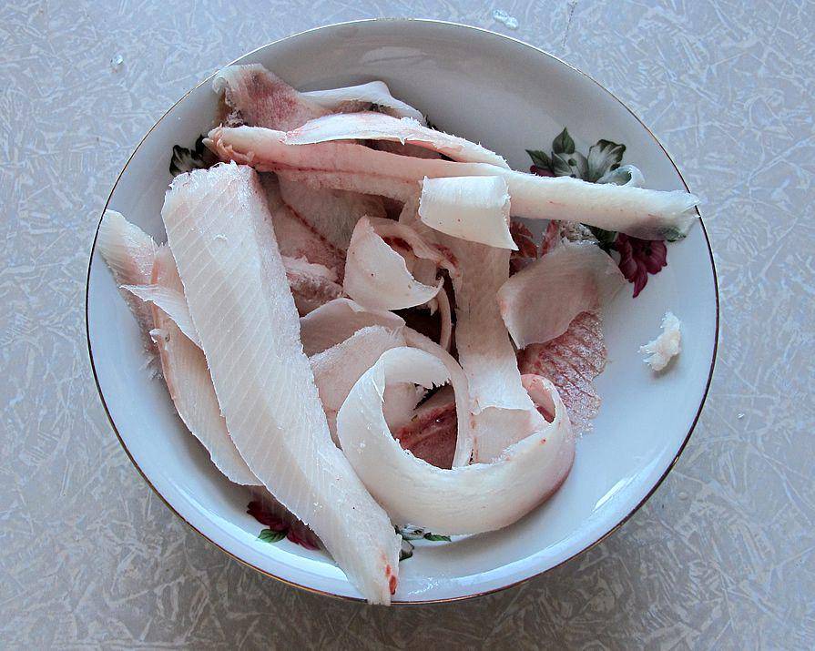 Stroganina, hidangan ikan mentah yang diiris memanjang khas Yakutia (commons.wikimedia.org/UR3IRS)