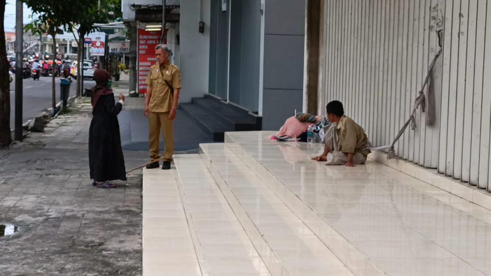 Menggelandang, Pasangan Ibu dan Anak ODGJ di Tulungagung Dievakuasi