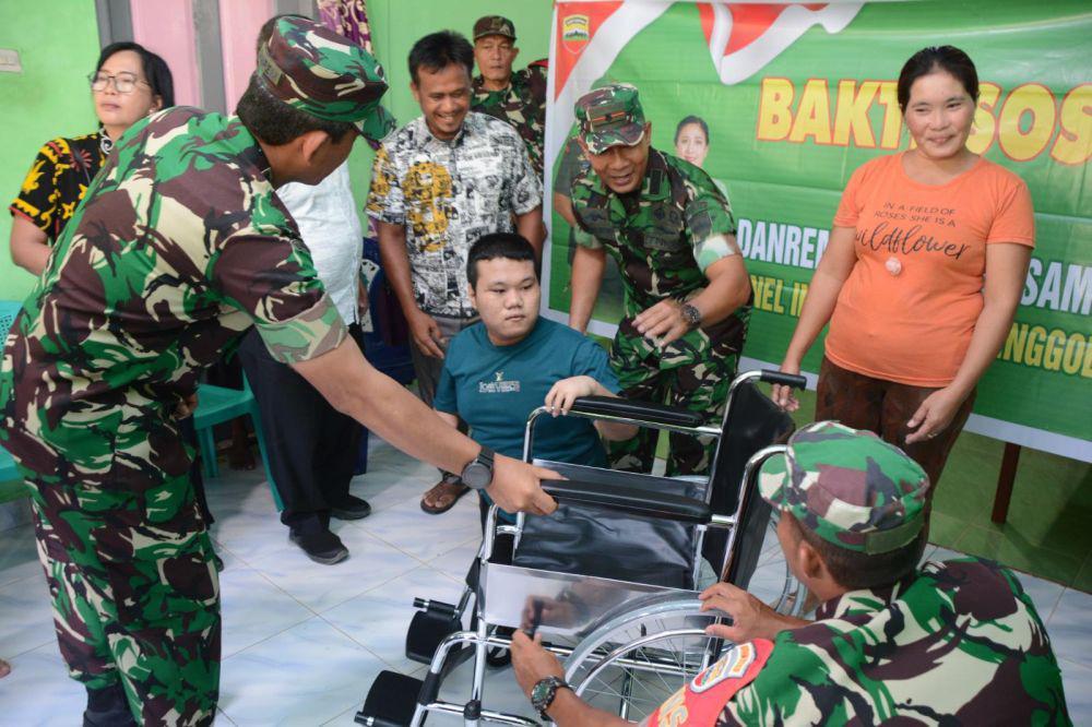 Natalius Manao Terharu Dapat Kursi Roda dari Danrem 023/KS