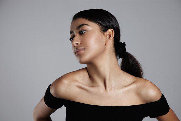 18 Model Neckline pada Pakaian, Mana yang Jadi Andalanmu?