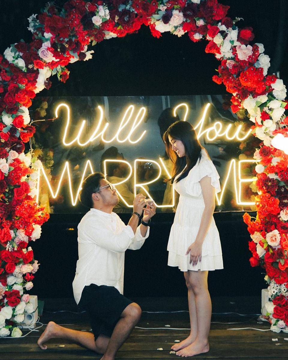 potret Ochi Rosdiana dilamar kekasih (instagram.com/ochi24)