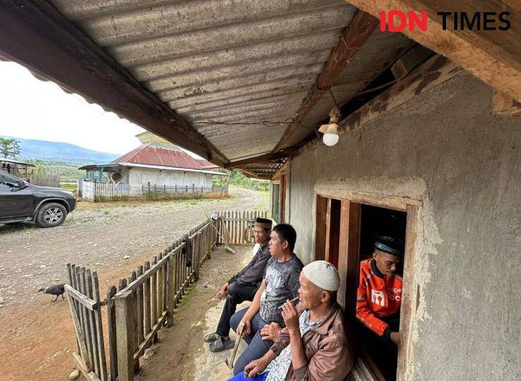 (Warga Semende Muara Enim saat menikmati listrik dari turbin) IDN Times/Yuliani