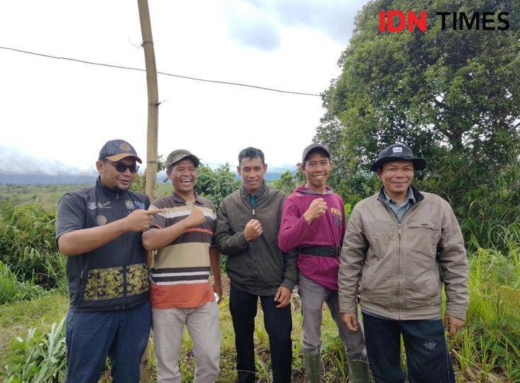 (Pendamping HaKI Muara Enim bersama Datuk turbin di Dusun Rantau Dedap) IDN Times/Yuliani