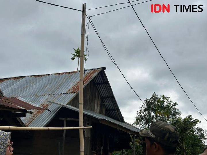 (Jaringan kabel listrik yang berasal dari turbin di Dusun Datar Pauh, Desa Cahaya Alam, Semende Darat Ulu, Muara Enim ) IDN Times/Yuliani
