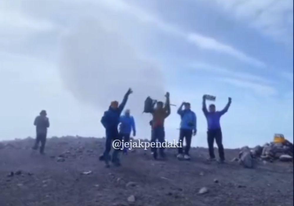 Pendaki Nakal yang Muncak di Gunung Semeru saat Ditutup, Ditemukan