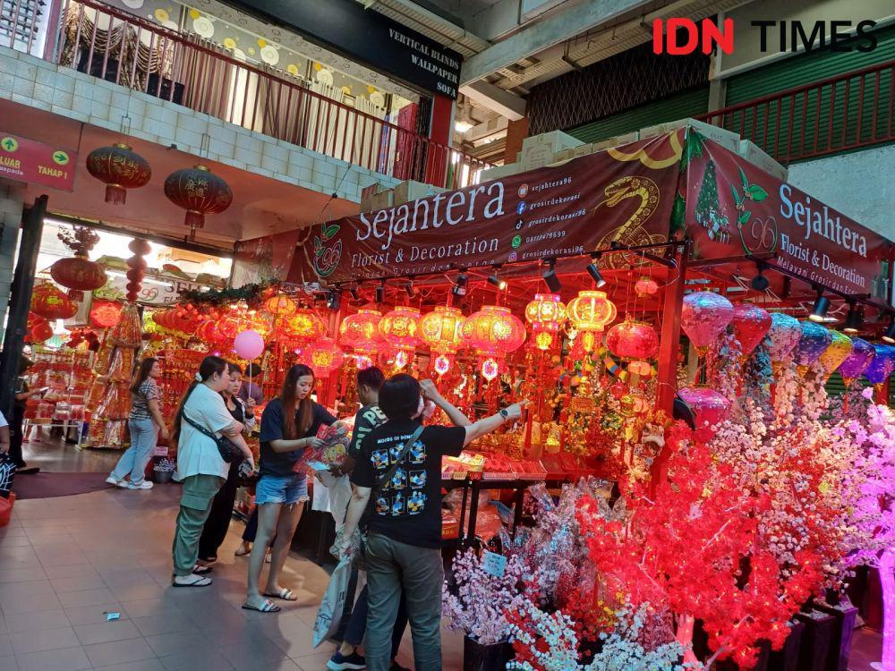 Berburu Ornamen Imlek di Pasar Atom, Harga Mulai Rp4 Ribu