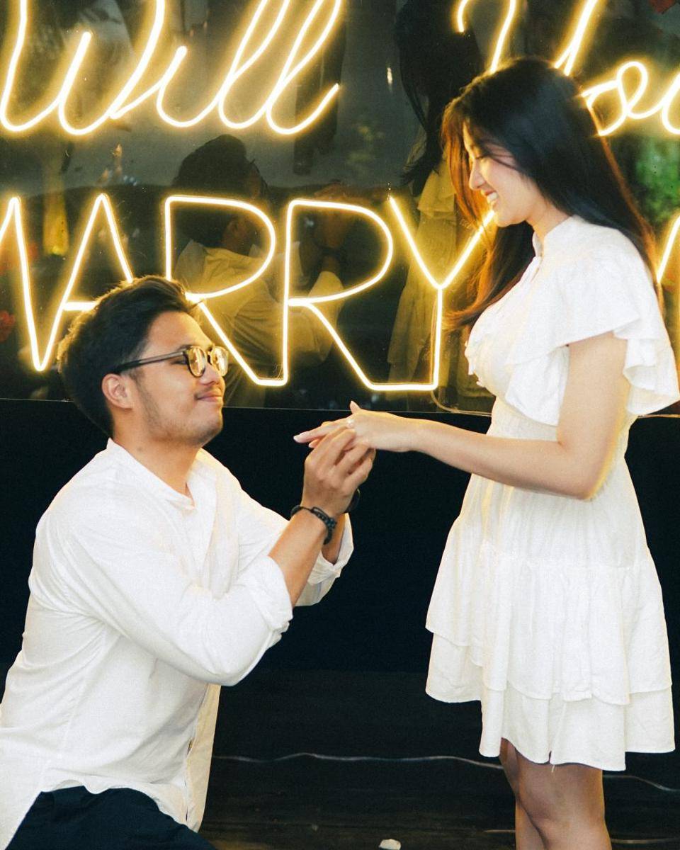 potret Ochi Rosdiana dilamar kekasih (instagram.com/ochi24)
