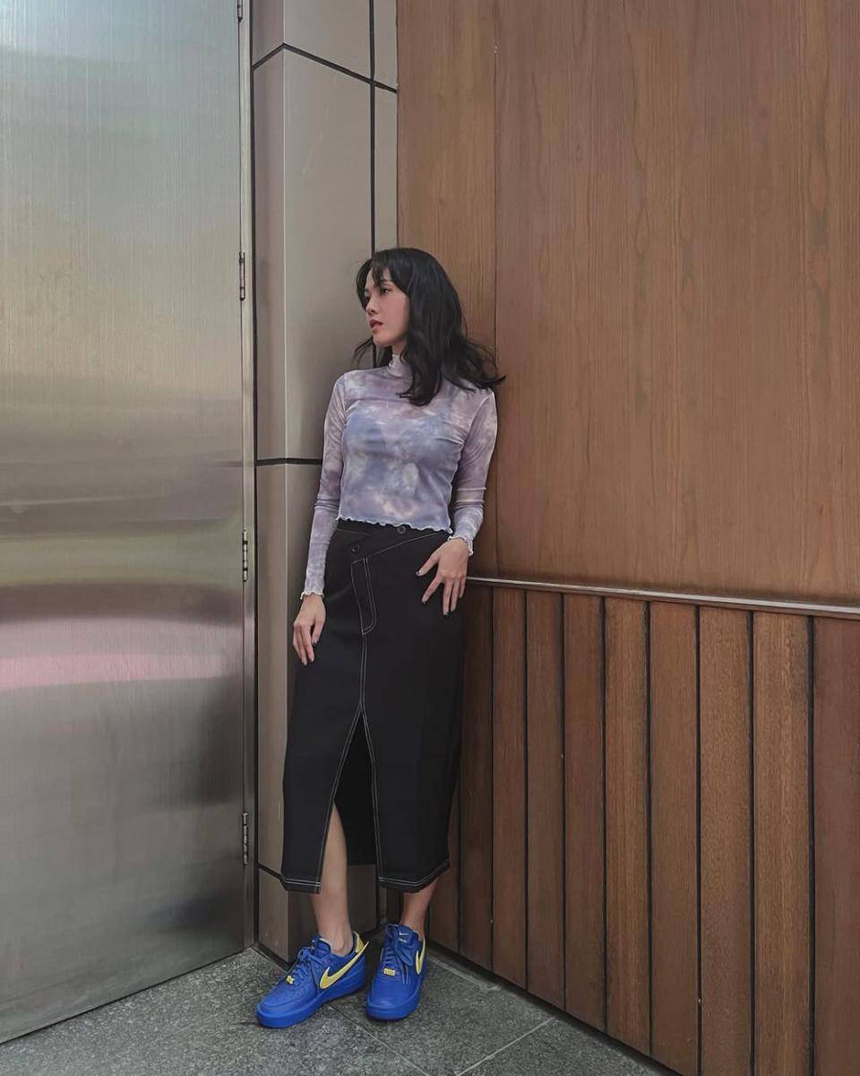 ide mix and match sneakers ala Della Dartyan (instagram.com/delladartyan)