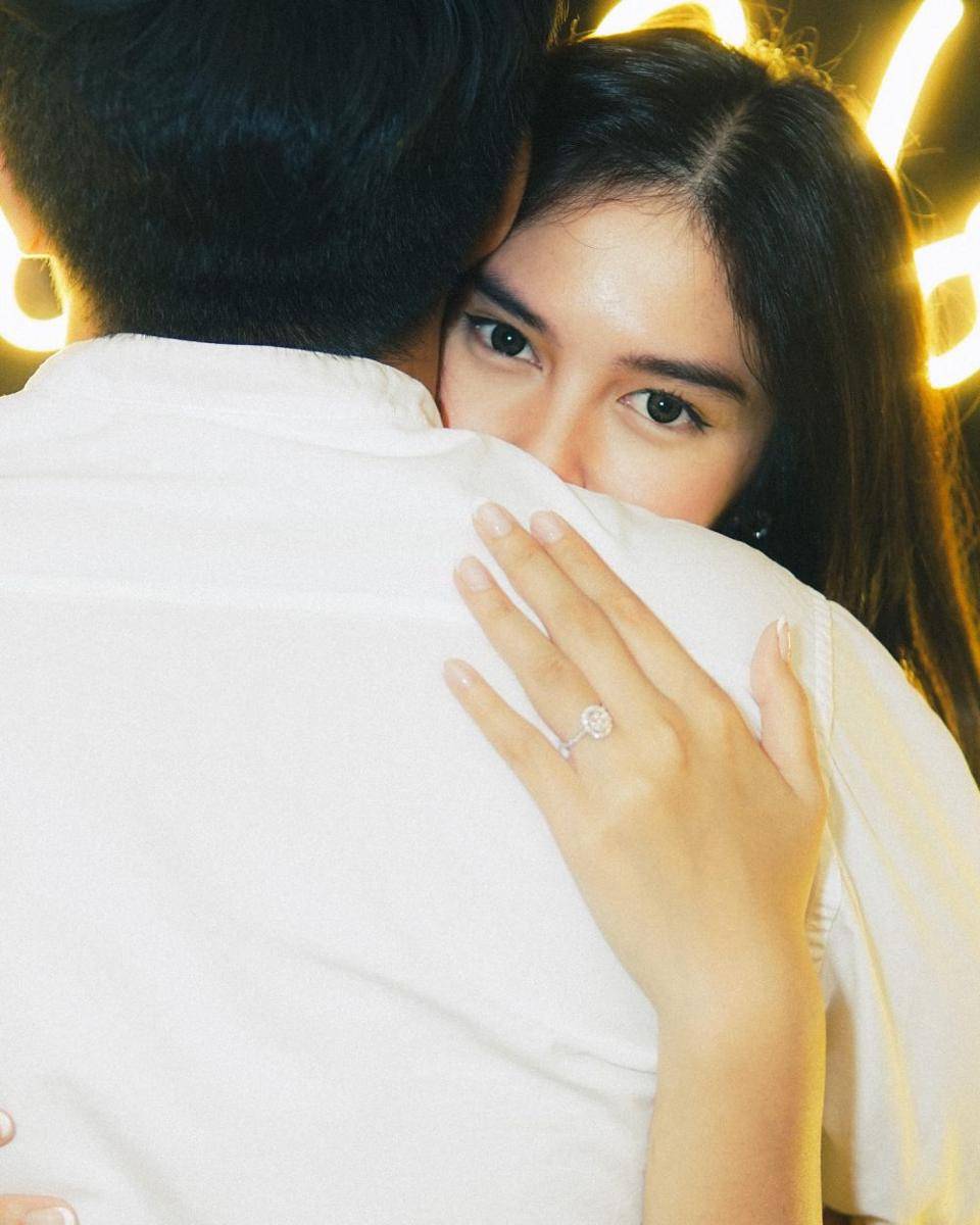potret Ochi Rosdiana dilamar kekasih (instagram.com/ochi24)