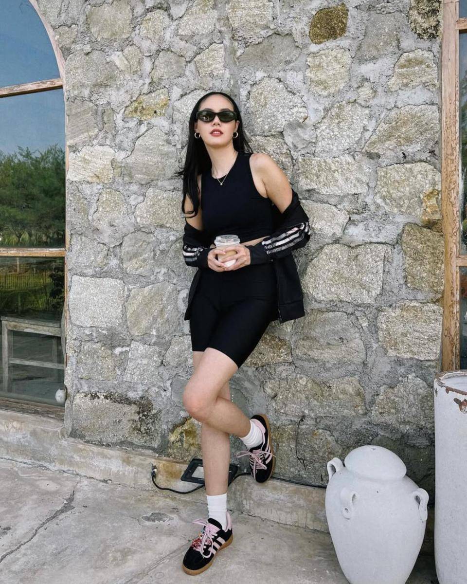ide mix and match sneakers ala Della Dartyan (instagram.com/delladartyan)