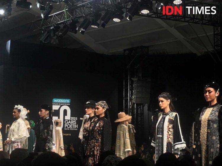 Koleksi Ivan Gunawan Prive di Garis Poetih Raya Festival 2025. 18 Januari 2025. (IDN Times/Hani Safanja)