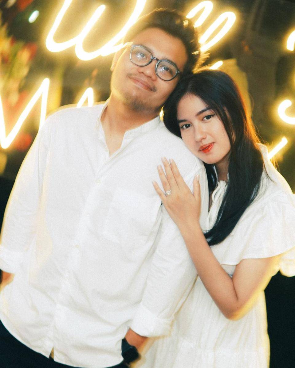 potret Ochi Rosdiana dilamar kekasih (instagram.com/ochi24)