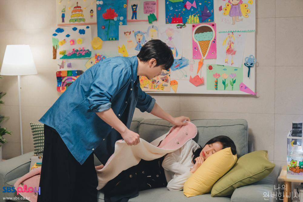 Yoo Eun Ho (Lee Joon Hyuk) dan Kang Ji Yoon (Han Ji Min) dalam drama Love Scout (dok. SBS/Love Scout)