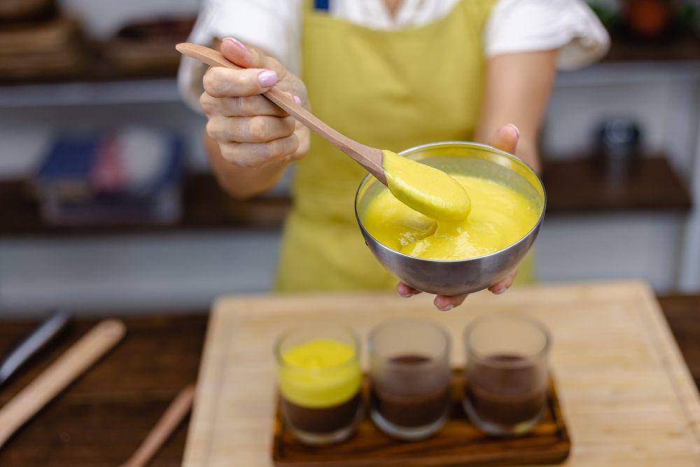 ilustrasi perempuan membuat pudding (freepik.com/kroshka__nastya)