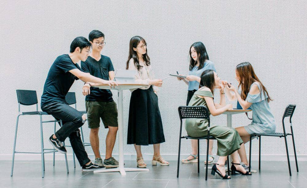 Seorang pekerja kantoran berada di lingkungan kerja, menggambarkan aktivitas profesional sehari-hari di kantor.