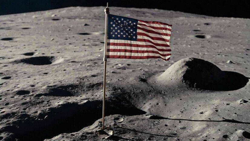 ilustrasi bendera Amerika di bulan (Freepik.com/shahzadlogo218)