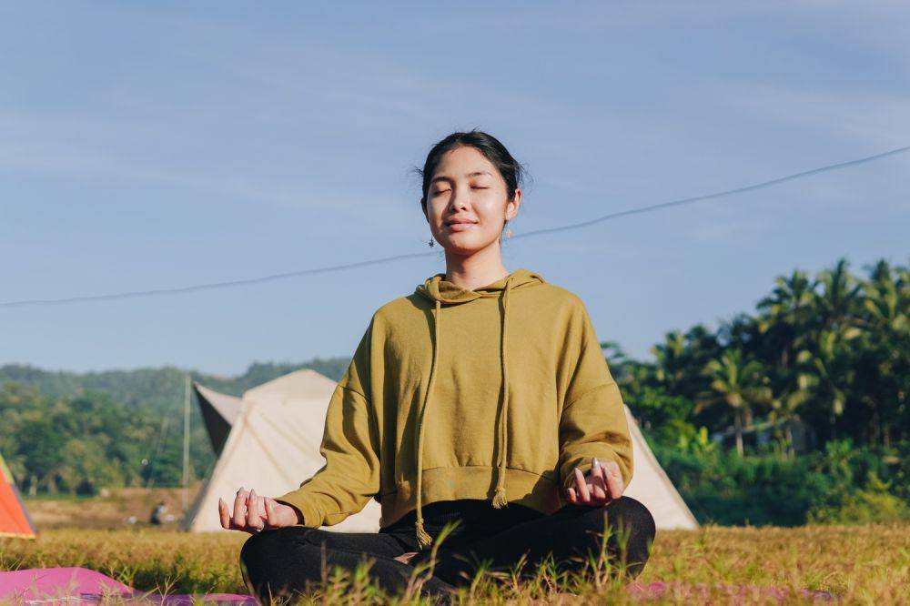 ilustrasi foto seorang wanita sedang meditasi. (freepik.com/reezky11)