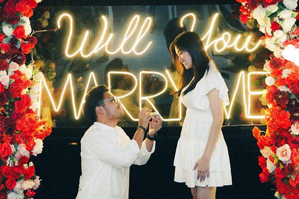 7 Potret Ochi Rosdiana Dilamar Kekasih, Romantis!