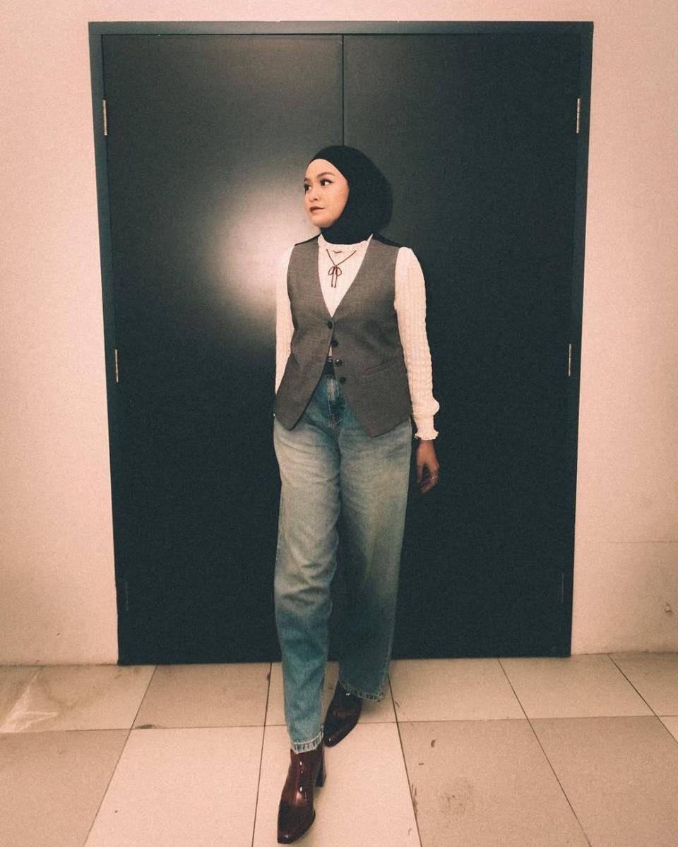 inspirasi outfit pakai sepatu boots ala Salma Salsabil (instagram.com/salmasalsabil12)
