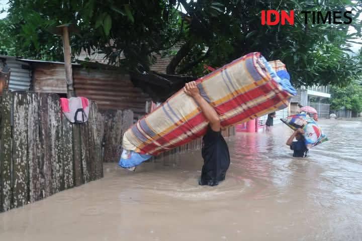Foto warga Bima saat evakuasi barang-barang dalam rumah agar tidak terendam banjir (Dok/BPBD Bima)