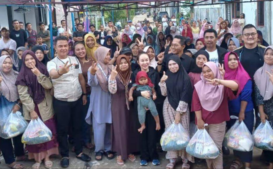 Amsakar Achmad dan Li Claudia Chandra saat berikan bantuan ke korban banjir (IDN Times/Putra Gema Pamungkas)