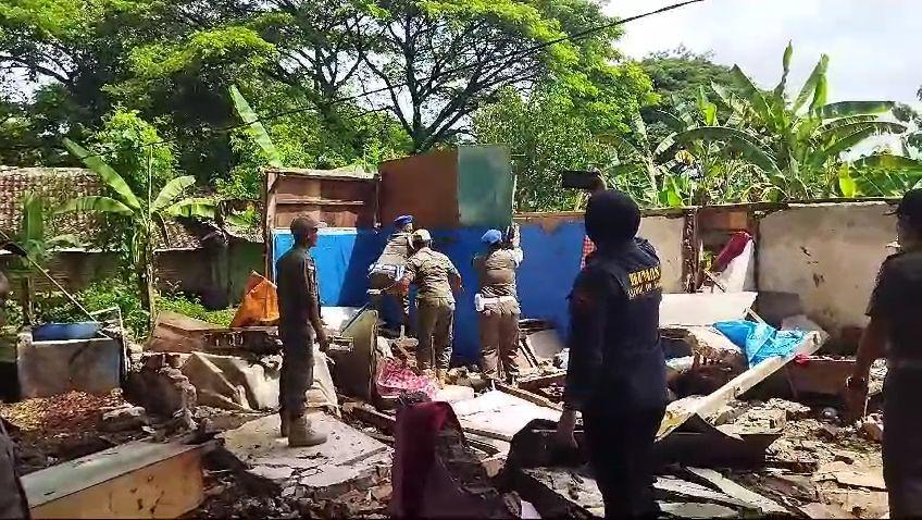 Diduga Jadi Tempat Prostitusi, 11 Warung di Ngawi Dibongkar Paksa