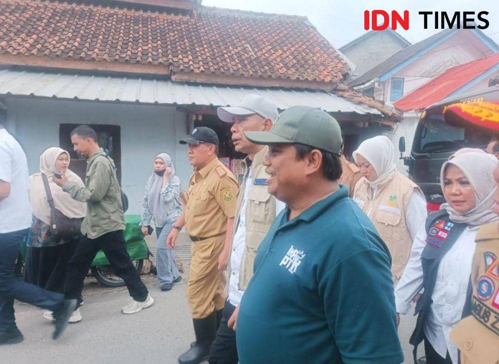 Wamensos Agus Jabo Priyono meninjau lokasi banjir terjadi di Kota Bandar Lampung. (IDN Times/Tama Yudha Wiguna).
