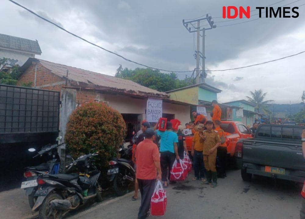 Penampakan bantuan logistik singgah di Posko Bencana Kampung Pasar Ambon. (IDN Times/Tama Yudha Wiguna).