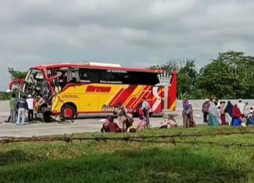 Bus Pariwisata Asal Cilacap Tabrak Tronton di Ruas Tol Ngawi