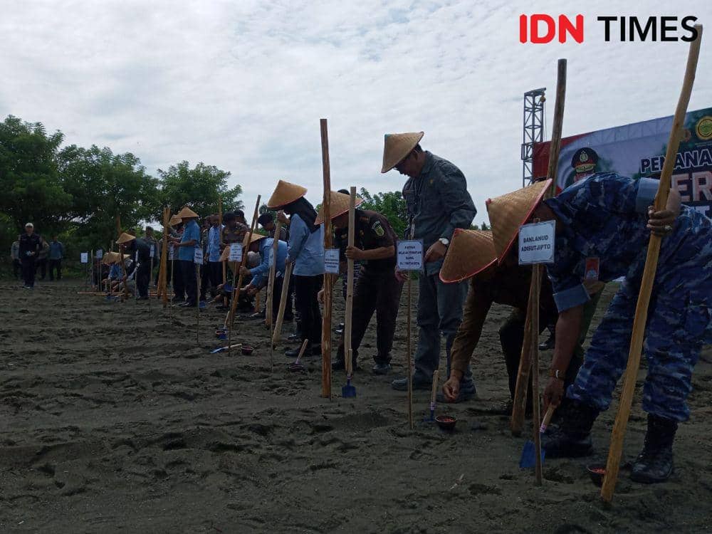 Kepolisian Daerah (Polda), Daerah Istimewa Yogyakarta (DIY) melaksanakan penanaman jagung di lahan pasir Padungan Cangkring, Kalurahan Poncosari, Kapanewon Srandakan Kabupaten Bantul