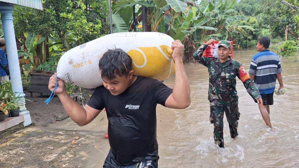 Banjir merendam 17 desa di 7 kecamatan di Ngawi, warga terpaksa mengungsi ketempat aman. IDN Times/ Riyanto.