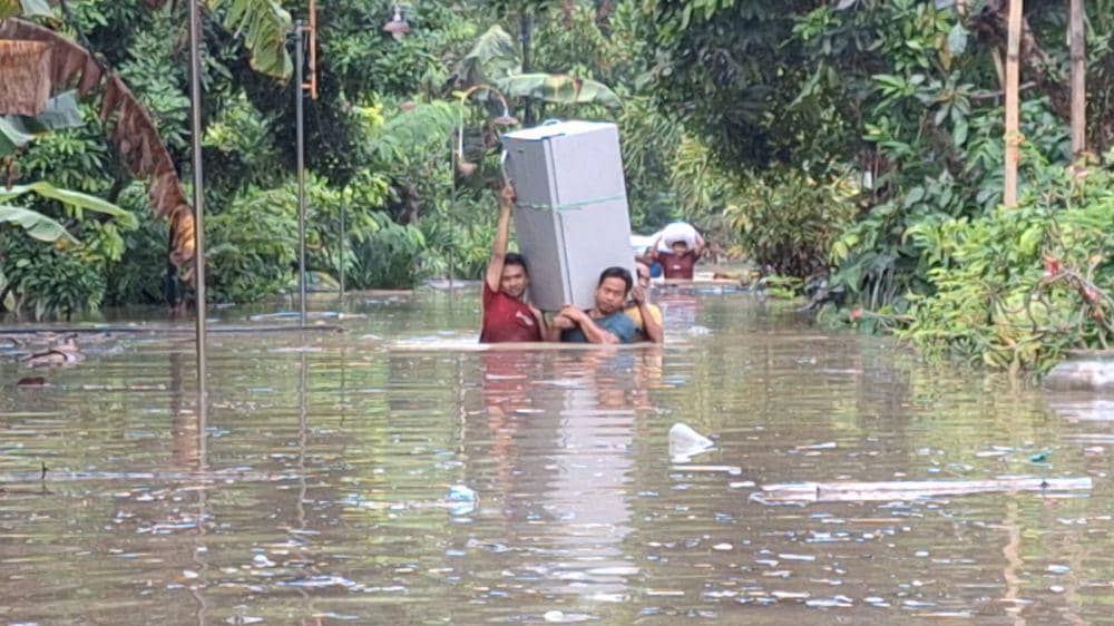 Banjir merendam 17 desa di 7 kecamatan di Ngawi, warga terpaksa mengungsi ketempat aman. IDN Times/ Riyanto.
