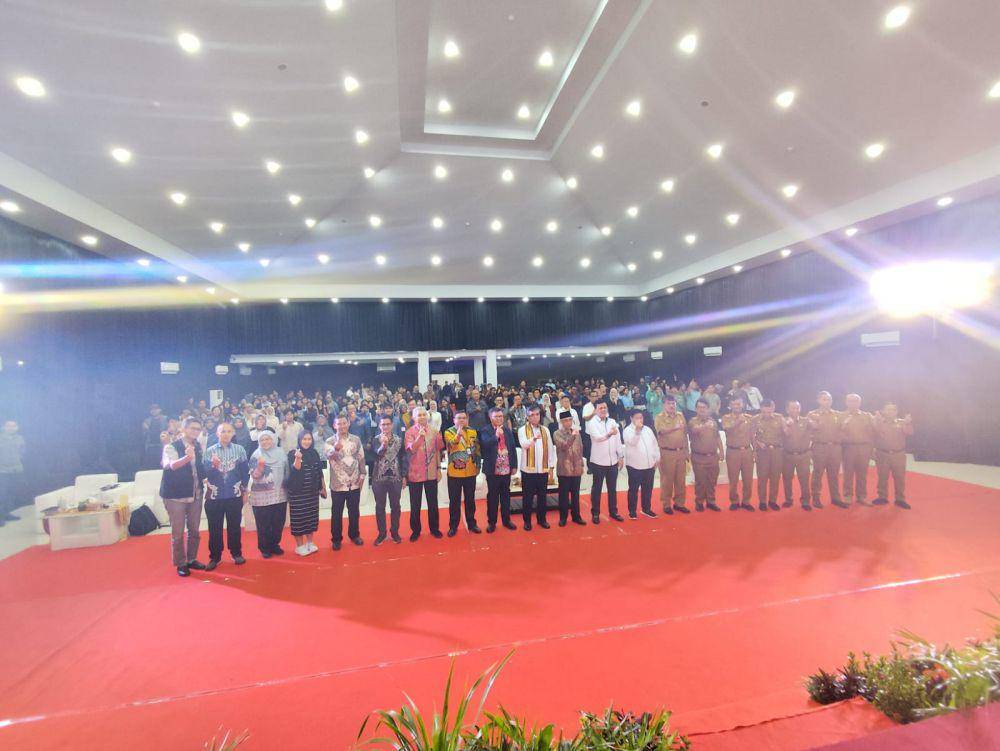 Foto bersama Menteri Ketenagakerjaan, Prof. Yassierli usai kuliah umum di ITERA. (IDN Times/Muhaimin)