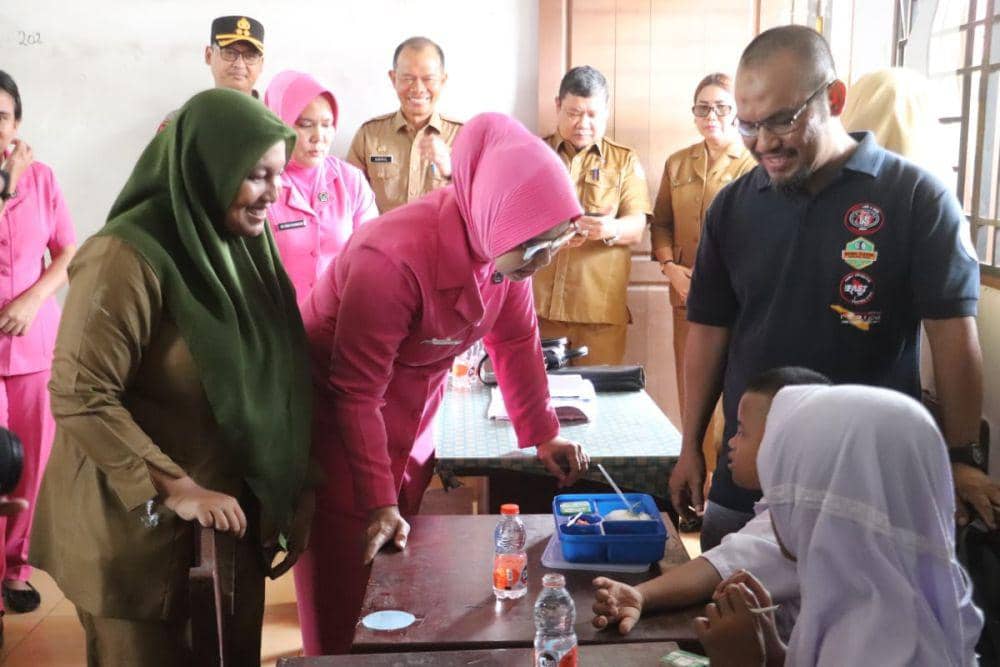 Kapolres Langkat AKBP David Triyo Prasojo, didampingi istri saat menyambangi sekolah SLB Negeri Langkat, dalam program makan bergizi gratis (IDN Times/ Bambang Suhandoko)