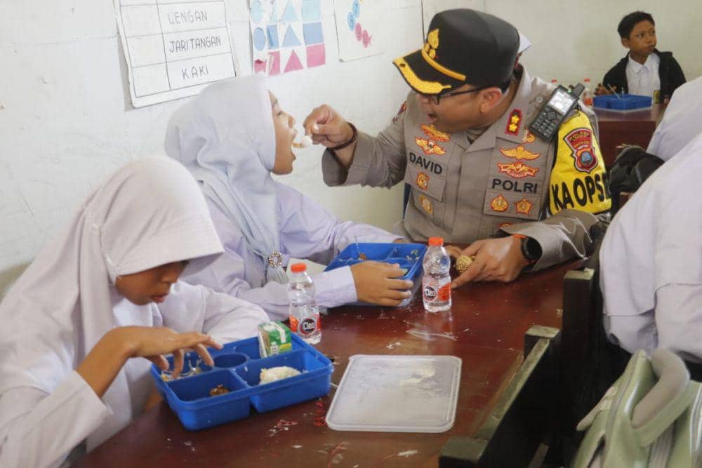 Kapolres Langkat AKBP David Triyo Prasojo, didampingi istri saat menyambangi sekolah SLB Negeri Langkat, dalam program makan bergizi gratis (IDN Times/ Bambang Suhandoko)