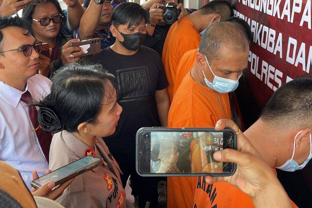Kapolres Bintan, AKBP Yunita saat berkomunikasi dengan tersangka WN Malaysia (Dok:Polres Bintan)