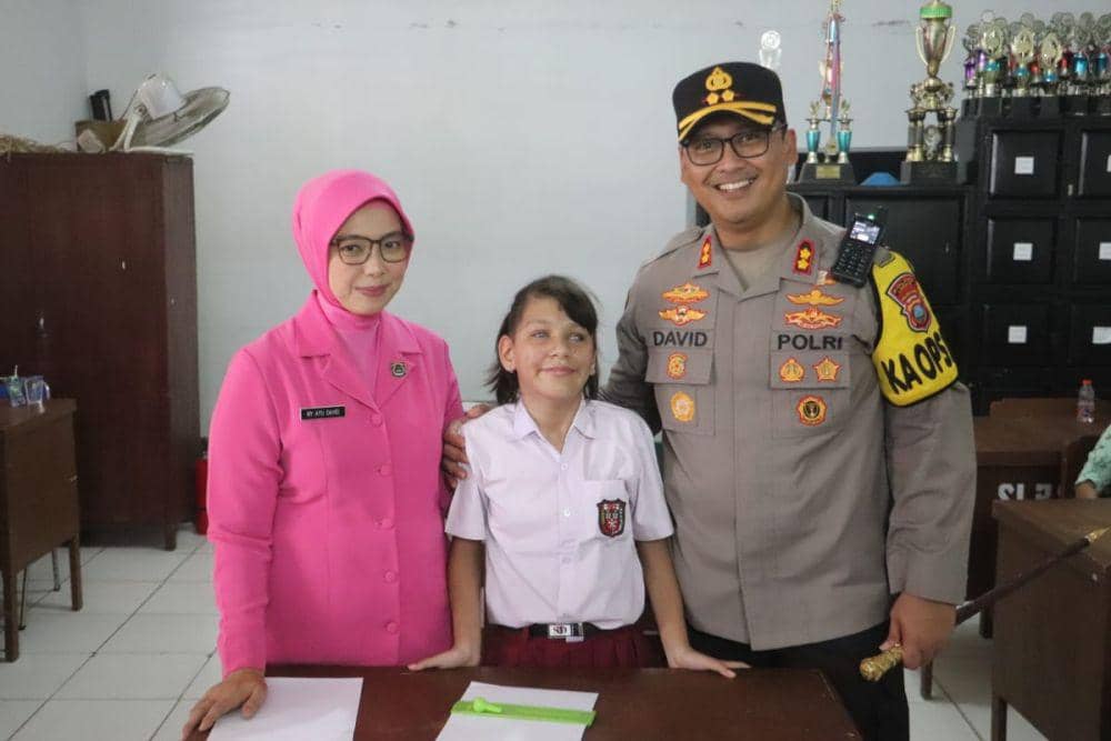 Kapolres Langkat AKBP David Triyo Prasojo, didampingi istri saat menyambangi sekolah SLB Negeri Langkat, dalam program makan bergizi gratis (IDN Times/ Bambang Suhandoko)