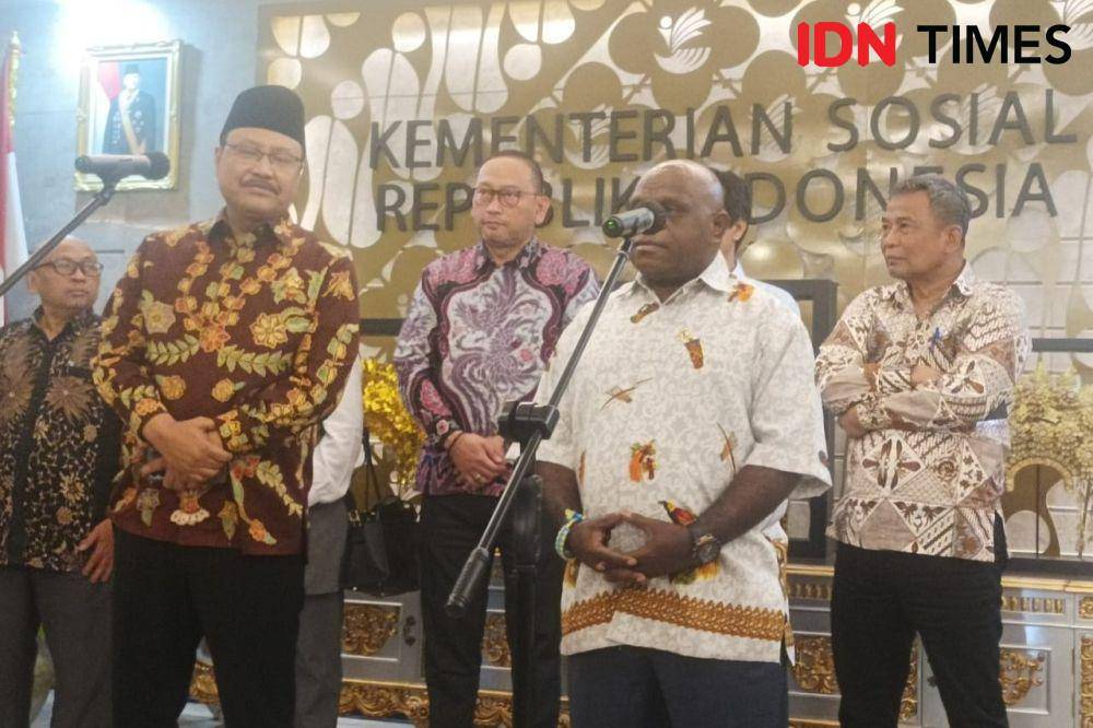 Menteri Sosial Syaifullah Yusuf bertemu dengan MenHAM Natalius Pigai di Gedung Kemensos, Selasa (21/1/2025). (IDN Times/Dini Suciatiningrum)