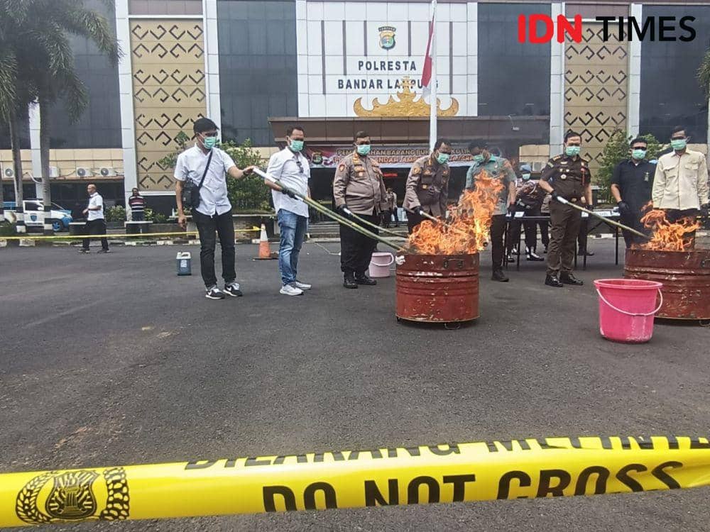 Polresta Bandar Lampung Blender dan Bakar Sabu dan Ganja Rp672 Juta