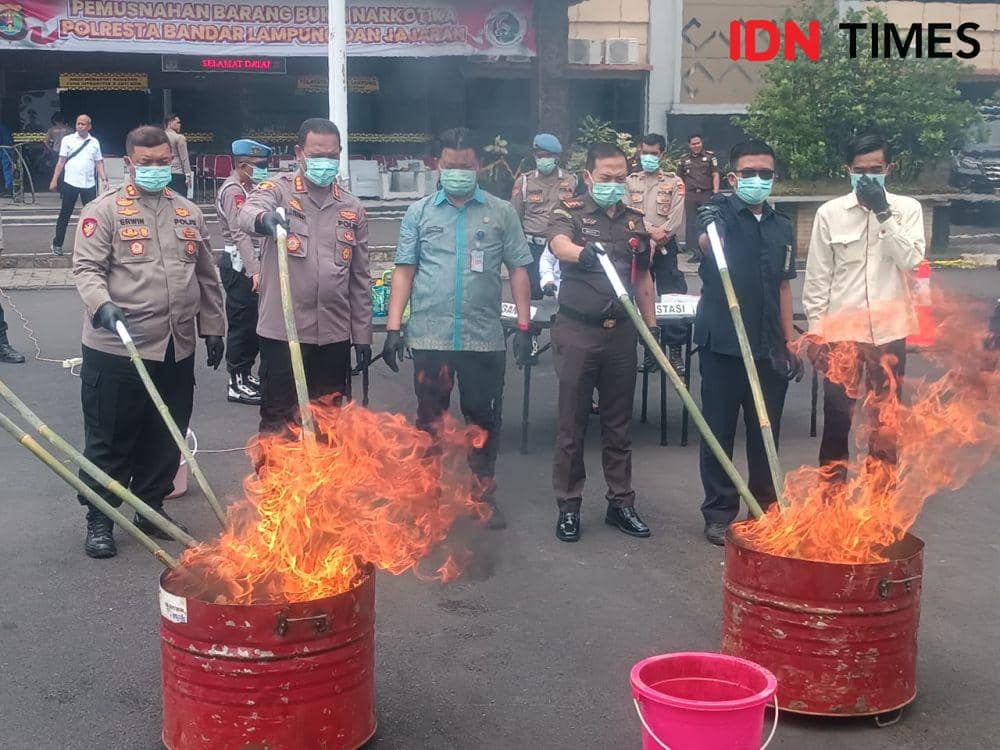 Pemusnahan narkoba di Polresta Bandar Lampung, Selasa (21/1/2025). (IDN Times/Tama Yudha Wiguna).