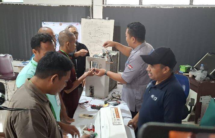 Eks Napiter saat mengikuti pelatihan teknisi AC di BBPPKS Makassar, Selasa (21/1/2025) / (IDN : Darsil Yahya)