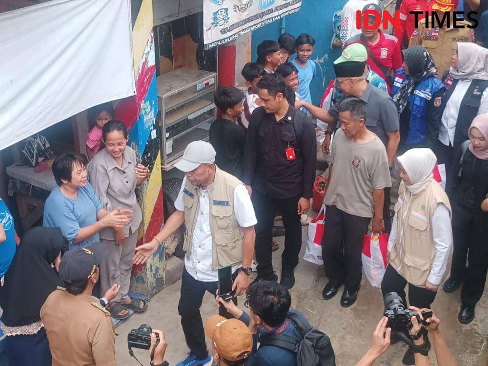 Wamensos Agus Jabo Priyono meninjau lokasi terdampak banjir di Kota Bandar Lampung, Selasa (21/1/2025). (IDN Times/Tama Yudha Wiguna).