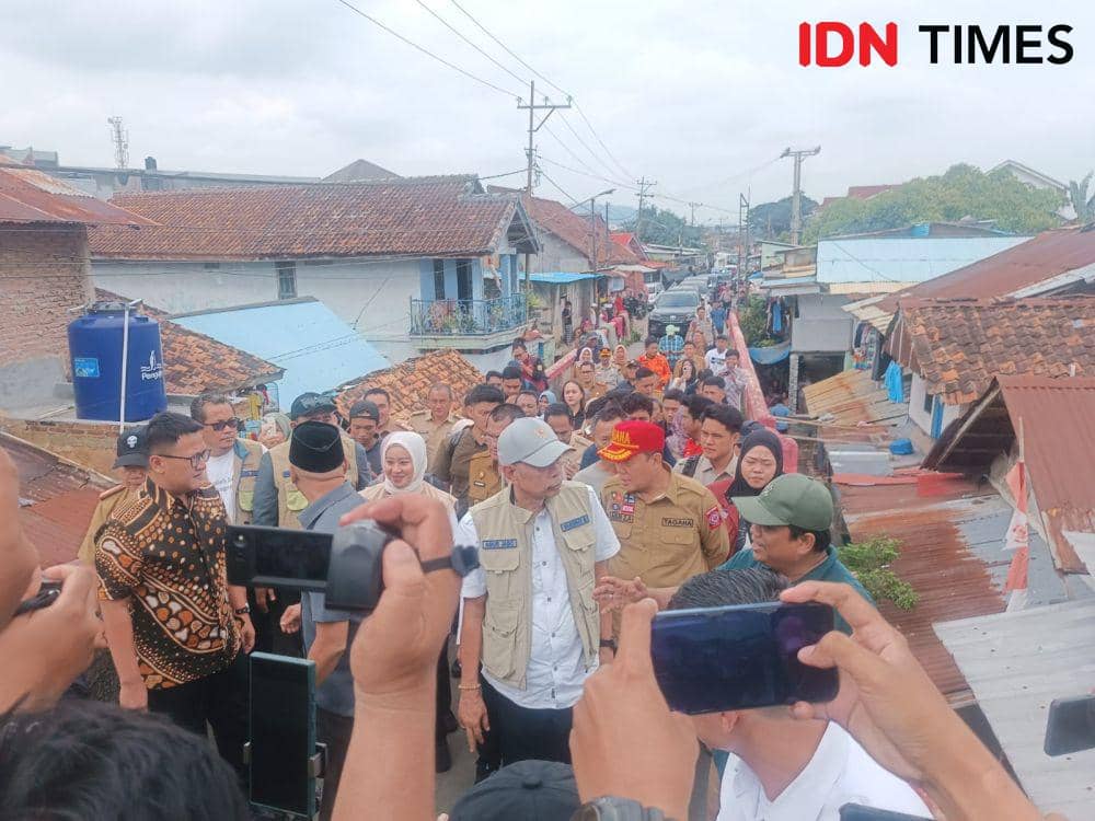 Wamensos Agus Jabo Priyono meninjau lokasi terdampak banjir di Kota Bandar Lampung, Selasa (21/1/2025). (IDN Times/Tama Yudha Wiguna).