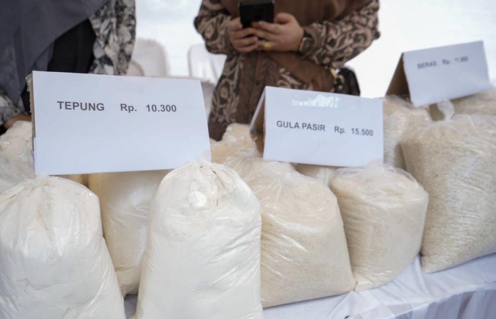 Pemko Medan melalui Dinas Koperasi UKM Perindustrian Perdagangan menggelar pasar murah (Dok. Diskominfo Medan)