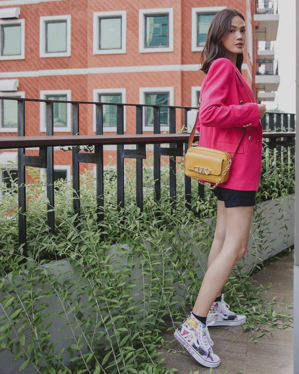ide mix and match sneakers ala Della Dartyan (instagram.com/delladartyan)