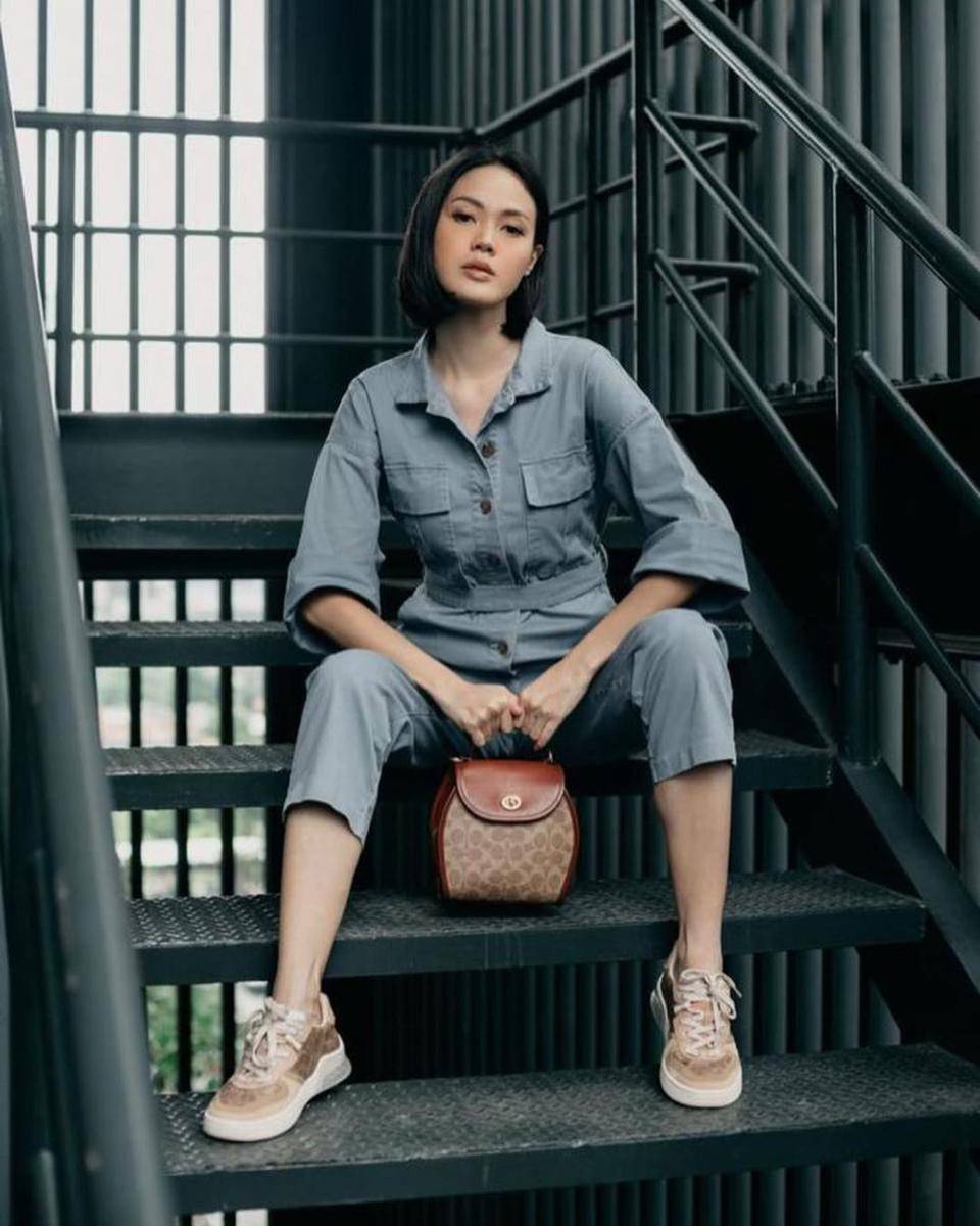 ide mix and match sneakers ala Della Dartyan (instagram.com/delladartyan)