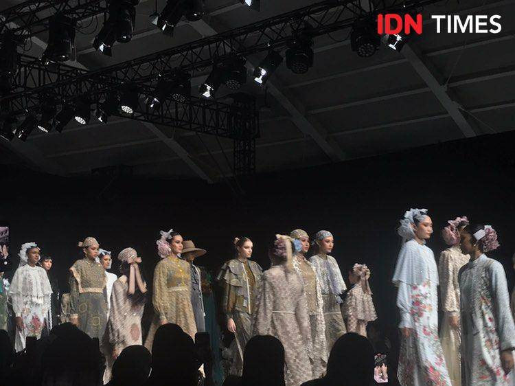 Koleksi Ivan Gunawan Prive di Garis Poetih Raya Festival 2025. 18 Januari 2025. (IDN Times/Hani Safanja)