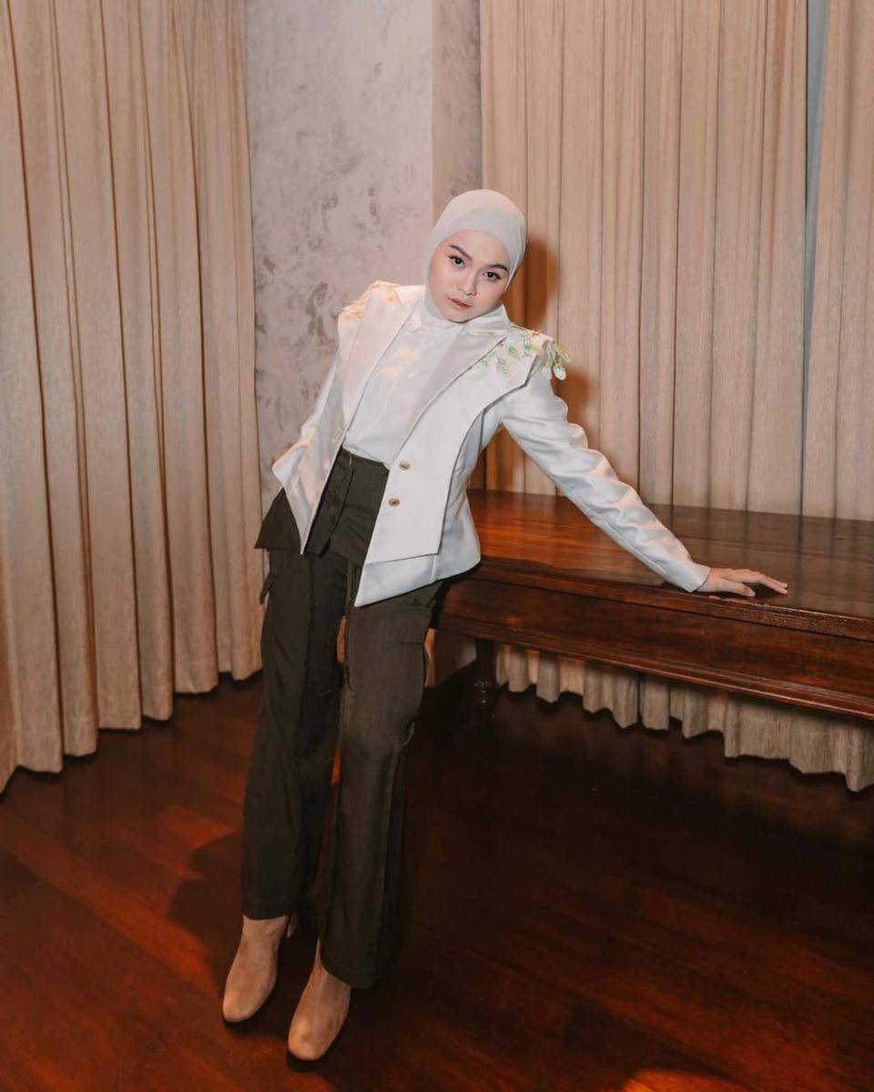 inspirasi outfit pakai sepatu boots ala Salma Salsabil (instagram.com/salmasalsabil12)
